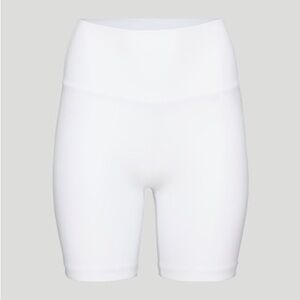 NWOT ARITZIA TnAction
TnaSLICK™ Atmosphere Hi-Rise 7" Short